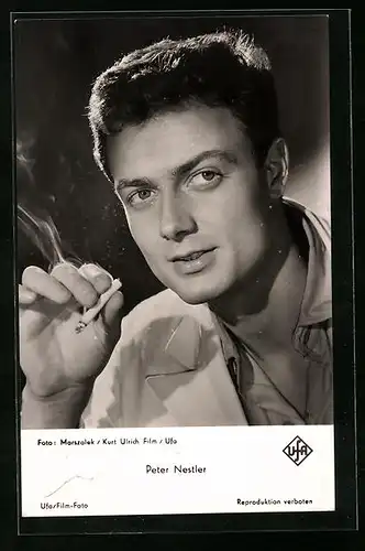 AK Schauspieler Peter Nestler raucht eine Zigarette