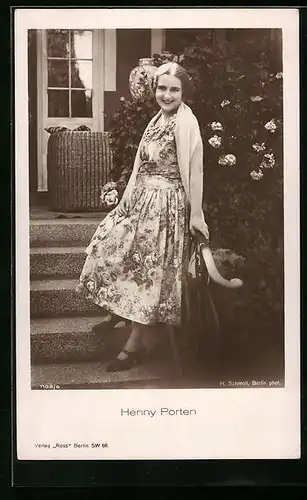 AK Schauspielerin Henny Porten im geblümten Kleid
