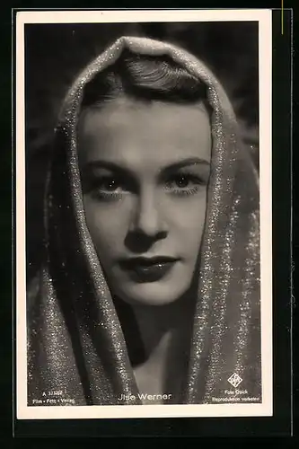 AK Schauspielerin Ilse Werner mit Kopftuch