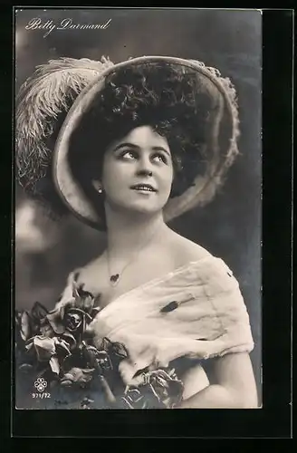 AK Schauspielerin Betty Darmand blickt gen Himmel