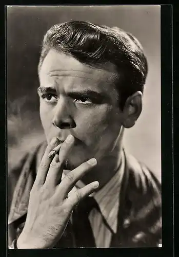 AK Schauspieler Edwin Marian zieht an seiner Zigarette