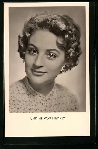 AK Schauspielerin Undine von Medvey lächelt