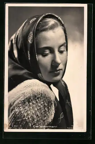 AK Schauspielerin Eva Zimmermann mit Kopftuch