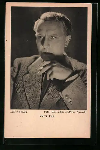 AK Schauspieler Peter Voss mit Zigarette