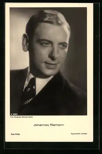 AK Schauspieler Johannes Riemann lächelt leicht