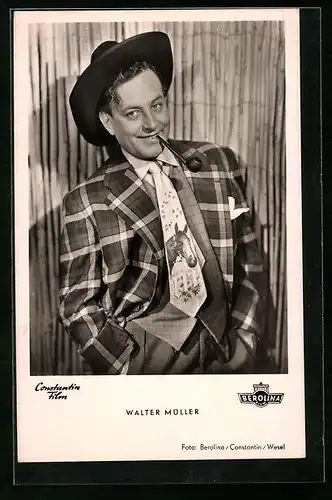 AK Schauspieler Walter Müller mit Cowboyhut und Pfeife
