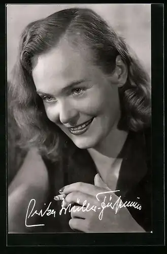 AK Schauspielerin Erika Müller-Fürstenau lächelt mit Zigarette in der Hand