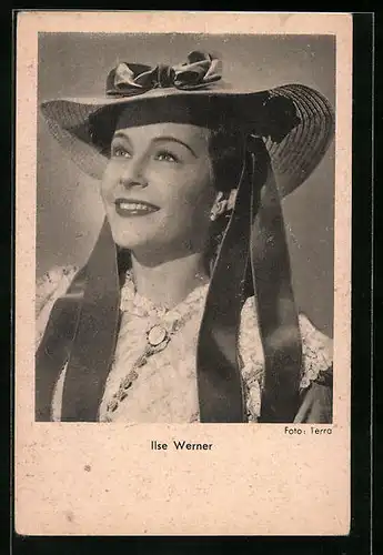 AK Schauspielerin Ilse Werner mit niedlichem Lächeln und Sommerhut