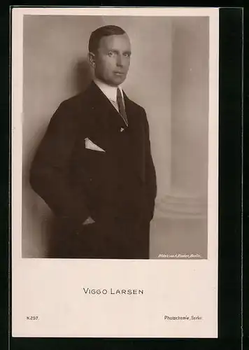 AK Schauspieler Viggo Larsen in eleganter Pose