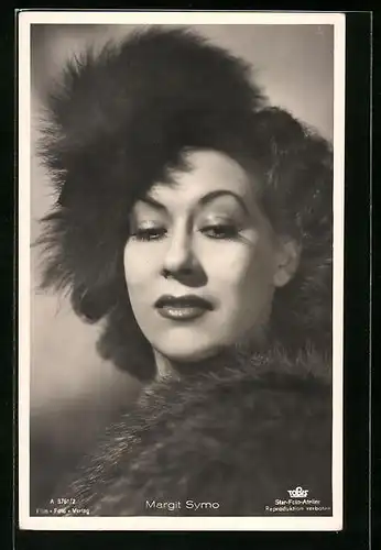AK Schauspielerin Margit Symo in Fellmantel