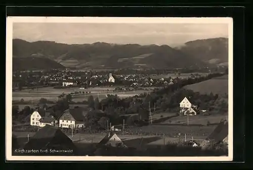 AK Kirchzarten /Schwarzwald, Ortsansicht mit Hügeln