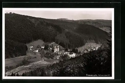 AK Frauenalb /Schwarzwald, Ortsansicht mit Wald und Hügeln