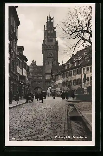 AK Freiburg i. B., Schwabentor, Gasthof zum Bären, Fussgänger