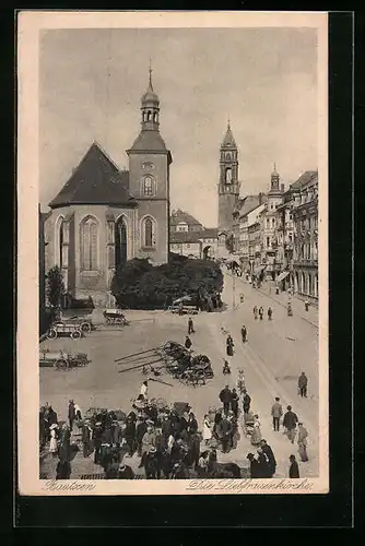 AK Bautzen, Die Liebfrauenkirche mit Markt und abgestellten Wagen