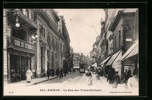 AK Amiens, La Rue des Trois-Cailloux, Strassenbahn