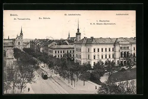 AK Brünn, St. Tomaskirche, St. Jakobskirche und Schulen aus der Vogelschau, mit Strassenbahn