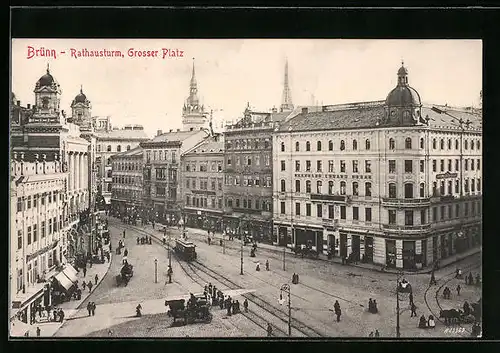 AK Brünn, Rathausturm, Grosser Platz mit Strassenbahn von oben