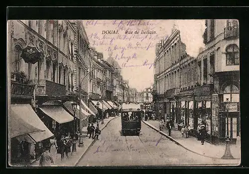 AK Douai, Rue de Bellain, Strassenbahn