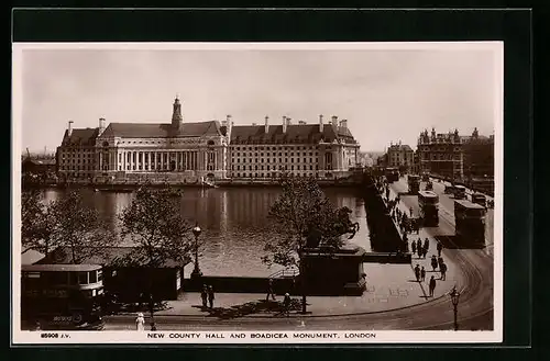 AK London, New County Hall and Boadicea Monument, Strassenbahn