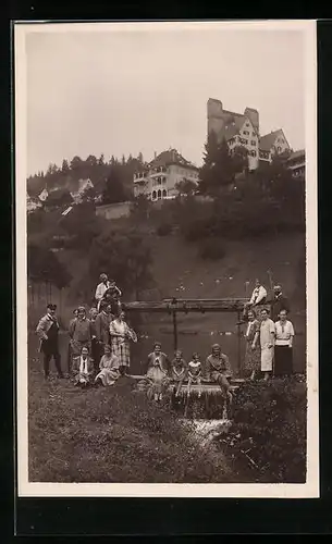 Foto-AK Berneck /Schwarzwald, Gruppenaufnahme am Köllbach-Weiher ca. 1920