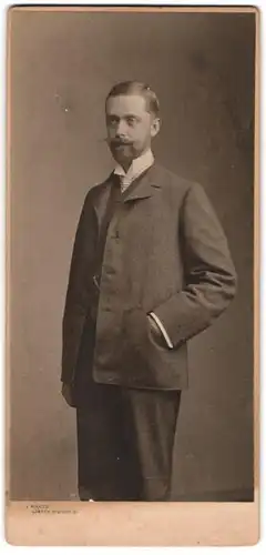 Fotografie J. Maass, Lübeck, Breitestr. 37, Herr mit Vollbart posiert lässig im Anzug