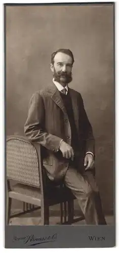 Fotografie Atelier Strauss & Co., Wien, Kohlmarkt 5, Portrait Herr mit gepflegtem Bart im modischen Anzug