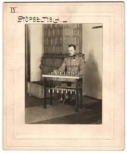 Fotografie 1.WK, K.u.k. Lazarett, Soldaten bei der Physiotherapie, Koordinations-Übung am Stöpseltisch