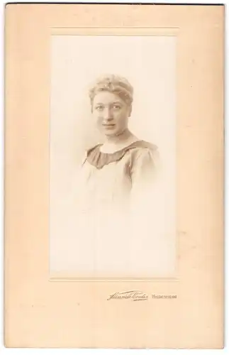 Fotografie Heinrich Cordes, Hildesheim, Portrait junge Dame mit geflochtenem Haar
