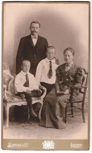 Fotografie Atelier Samson & Co., Stuttgart, Poststr. 5, Familien-Portrait Elternpaar nebst Söhnen wohl gekleidet