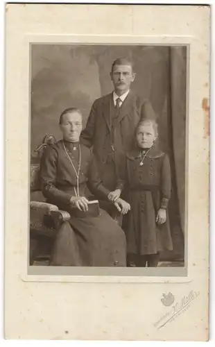 Fotografie K. Müller, Memmingen, Familien-Portrait Elternpaar mit Tochter beim Fotograf