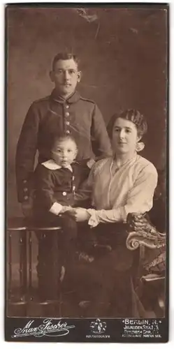 Fotografie Max Fischer, Berlin, Danzigerstr. 98, Soldat in Uniform nebst Ehefrau & Sohn