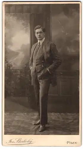 Fotografie Jos. Skalicky, Pisek, junger Mann im Anzug mit Taschenuhr