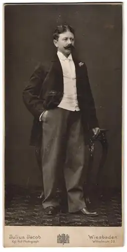 Fotografie Julius Jacob, Wiesbaden, Wilhelmstr. 52, Herr mit Schnauzbart im eleganten Anzug