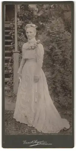 Fotografie Ernst Seyser, Prenzlau, junge Dame im festlichen Kleid mit Blumenschmuck