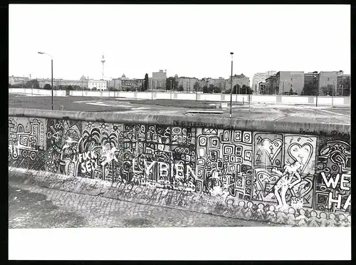Fotografie Röhnert, Berlin, Ansicht Berlin, Berliner Mauer, Zonengrenze, Todesstreifen mit Fernsehturm im Hintergrund