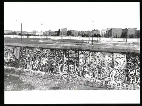Fotografie Röhnert, Berlin, Ansicht Berlin, Zonengrenze - Berliner Mauer, Grenzstreifen mit Fernsehturm im Hintergrund