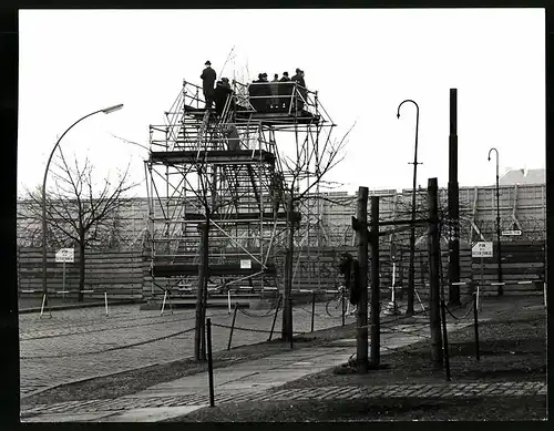 Fotografie unbekannter Fotograf, Ansicht Berlin, Aussichtsstand an der Bernauer Strasse, Berliner Mauer - Zonengrenze