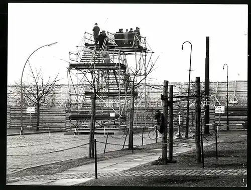 Fotografie unbekannter Fotograf, Ansicht Berlin, Berliner Mauer Bernauer Strasse, Aussichtsstand an der Zonengrenze