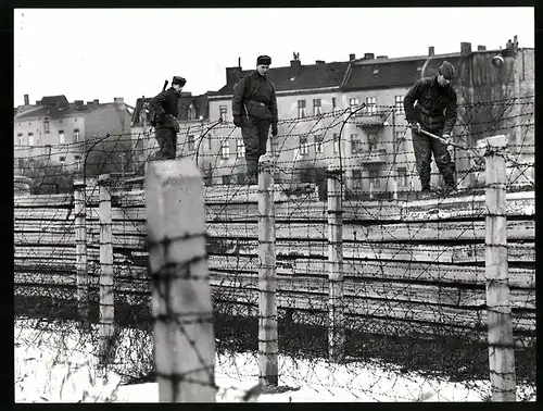 Fotografie unbekannter Fotograf, Ansicht Berlin-Wilhelmsruh, Grenzsoldaten überwachen den Ausbau der Berliner Mauer