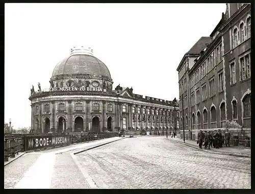 Fotografie unbekannter Fotograf, Ansicht Berlin-Mitte, Kupfergraben mit Kaserne der Volkspolizei & Bodemuseum