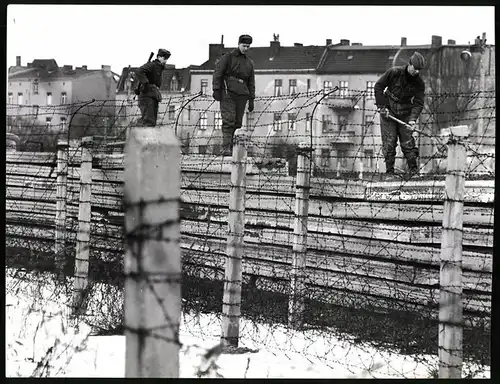 Fotografie unbekannter Fotograf, Ansicht Berlin-Wilhelmsruh, Grenzsoldaten bewachen Mauerbau am S-Bahnhof