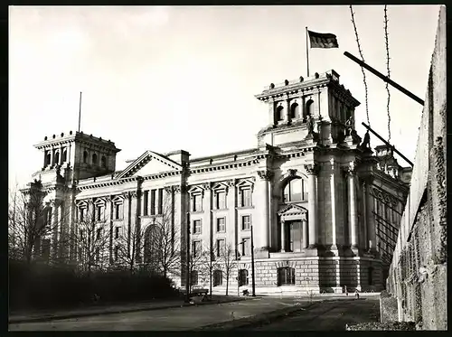 Fotografie unbekannter Fotograf, Ansicht Berlin, Reichstag neben der Berliner Mauer - Zonengrenze