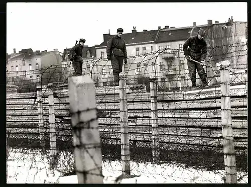 Fotografie unbekannter Fotograf, Ansicht Berlin, Grenzsoldaten bewachen Mauerbau am S-Bahnhof Wilhelmsruh