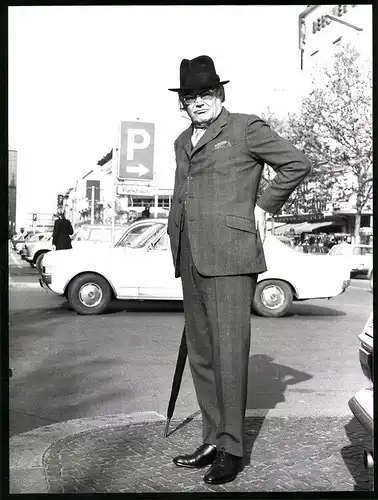 Fotografie Röhnert, Berlin, Ansicht Berlin, Kurfürstendamm, Übersetzer Heinrich-Maria Ledig-Rowohlt im Anzug