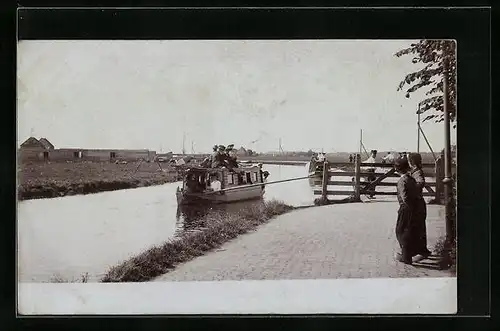 AK Edam, Ausflugsdampfer am Kanal werden getreidelt