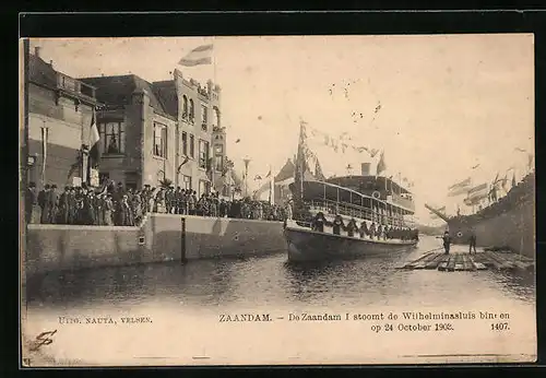 AK Zaandam, De Zaandam I stoomt de Wilhelminasluis binnen op 24 October 1903