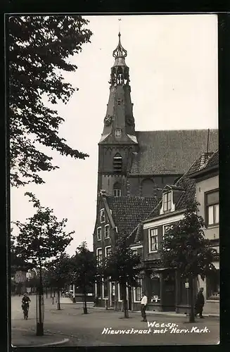 AK Weesp, Nieuwstraat met Herv. Kerk