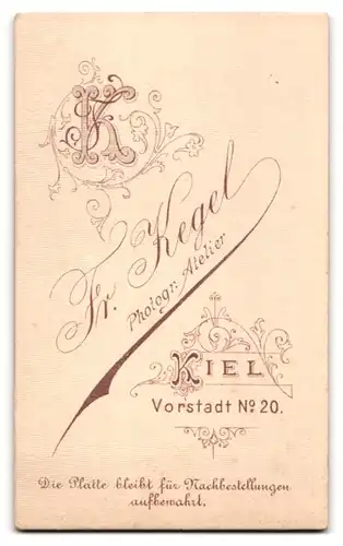 Fotografie Fr. Kegel, Kiel, Vorstadt 20, Junger Mann mit Oberlippenbärtchen und Binder