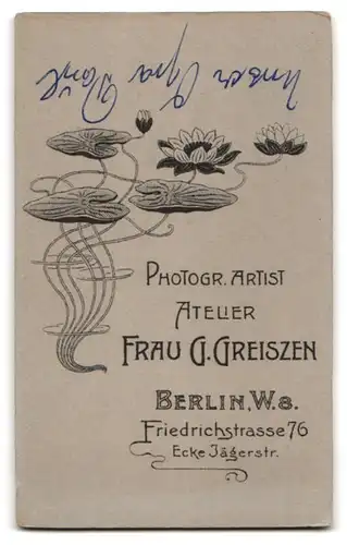 Fotografie G. Greiszen, Berlin W., Friedrichstrasse 76, Junger Mann mit kräftigem Haarwuchs und Fliege