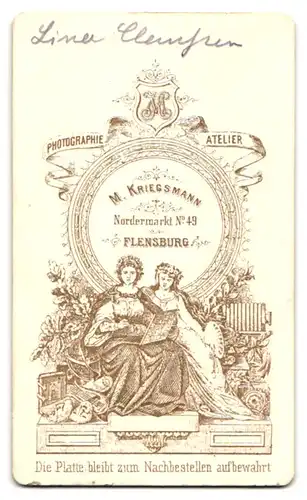 Fotografie M. Kriegsmann, Flensburg, Nordermarkt 49, Junge Frau mit grosser Brosche